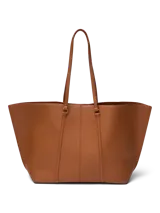 Bolso shopper color marrón cuero, con doble asa de hombro y cierre con botón.
