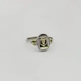 Anillo de plata 925 con apliques en oro 18k, con el símbolo de la contaduría en el centro.