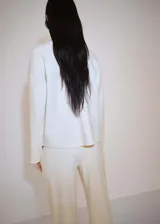 Sweater blanco de poliéster y elastano, de corte recto y cuello Perkins.