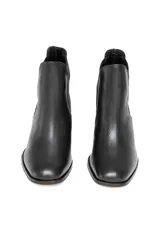 Botines Chelsea negros de cuero con elástico lateral y tacón bloque.