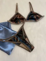 Conjunto de bralette y tanga regulable de terciopelo turquesa.