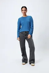 Pantalón de jean gris oscuro, de corte recto y tiro bajo.