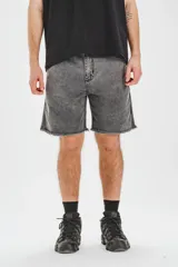 Bermuda gris con efecto lavado, de corte recto y largo a la rodilla. Presenta cintura con bragueta y botón metálico, bolsillos delanteros y traseros, y ruedo desflecado.