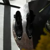 Botines de cuero vacuno color blanco con diseño bordado, taco de madera foliado en cuero de 5cm, cierre del lado interior y horma de punta fina.