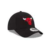 Gorra negra con logo bordado de los Chicago Bulls en rojo y blanco.