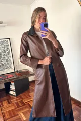 Tapado largo de cuero color chocolate con cuello desmontable negro y detalles peltre en las mangas.