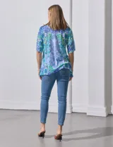 Blusa de modal estampado en tonos azules y verdes, marca Ruby Rd. Tiene mangas cortas con abertura y apliques de brillos en el frente.