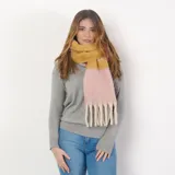 Bufanda rectangular de acrílico con diseño color block en tonos rosa y amarillo, con flecos en los extremos.