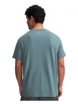 Remera deportiva Under Armour color verde con logo blanco estampado en el pecho.