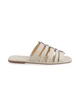 Sandalia chatita color beige con capellada de tiras de cuero cortadas a láser.