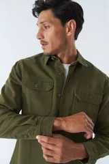 Sobrecamisa azul marino de twill de algodón con cuello clásico, cierre frontal con botones a tono, dos bolsillos de parche con solapa abotonada en el pecho, mangas largas con puños abotonados y corte regular.