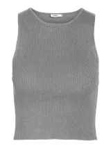 Musculosa gris de punto con lurex, textura acanalada, cuello redondo y sin mangas.