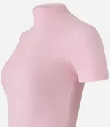 Blusa corta rosa de rib, con cuello alto y mangas cortas.