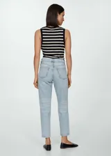 Pantalón de jean celeste de tiro alto, corte mom fit, con cinco bolsillos, trabillas y cierre de cremallera con botón.
