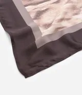 Pañuelo rectangular de satén con estampado de animal print de serpiente en tonos marrones y beige.