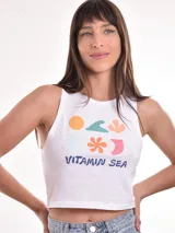 Musculosa gris con estampado de una escena de playa con una palmera y el texto "Sunshine Surf".