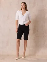 Bermuda de gabardina elastizada negra, marca Ruby Rd. Con pretina ancha elastizada, bolsillos delanteros simulados y bolsillos traseros aplicados.
