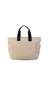 Cartera negra tipo tote bag con diseño capitoneado, doble asa corta y correa larga ajustable. Incluye bolsillos laterales y bolsillo frontal amplio.