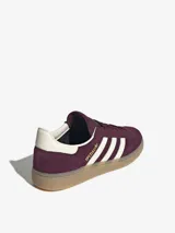 Zapatillas Adidas Handball Spezial color borgoña con detalles en blanco y suela color caramelo.