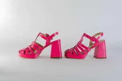 Sandalias de cuero color beige con tiras tipo gladiadora, plataforma y taco cuadrado.