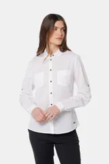 Camisa blanca de lino lisa, de manga larga con botones metálicos personalizados, dos bolsillos en el pecho y presilla en manga.
