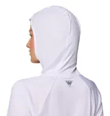 Remera blanca con capucha, de manga larga y protección solar UPF 40.