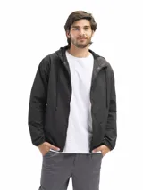 Campera rompevientos negra, liviana y funcional, con capucha ajustable, cierre frontal y dos bolsillos laterales con cierre. Posee forro interno de red para mejor ventilación.