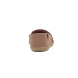 Zapatilla casual celeste con capellada calada y suela marrón.