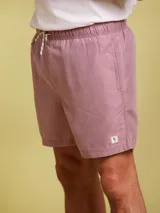 Short de baño color azul marino, con cintura elástica y cordón ajustable.
