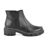 Bota corta negra de cuero con cierre lateral, suela track y detalle de costuras blancas.
