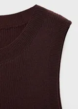 Musculosa blanca de tejido de punto fino, cuello redondo, tirantes anchos y diseño entallado.