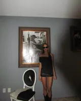 Minivestido negro de lycra con escote off-shoulder.