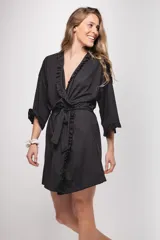 Bata kimono gris claro de algodón con volados en mangas y ruedo. Tiene mangas al codo y lazo de algodón para ajustar en la cintura.