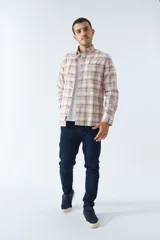 Camisa de hombre a cuadros color rosa, blanco y azul, de corte slim, manga larga, con bolsillo en el pecho y logo bordado.