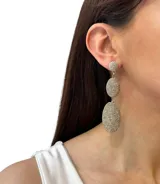 Aros colgantes largos con tres esferas de hilos dorados brillantes.