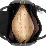 Cartera tote Guess modelo Brenton, color negro con textura granulada. Tiene doble asa corta, correa larga ajustable y extraíble, y llavero colgante con logo de la marca.