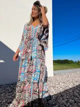 Túnica larga de mangas anchas con estampado de arabescos en tonos celeste, rosa, negro y beige.