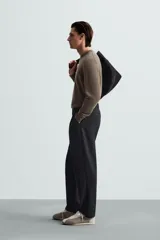 Jersey de hombre regular fit, color negro, tejido en hilatura de lana cashmere. Cuello redondo y manga larga con terminaciones en rib.