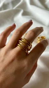 Anillo dorado con múltiples aros finos de acero quirúrgico.