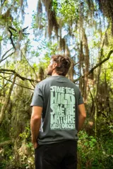 Remerón gris con estampado en la espalda con el texto "Save the wild, save the nature".