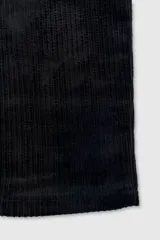 Pantalón de pana negro con cintura elástica y cordón de algodón. Cuenta con bolsillos laterales, un bolsillo trasero y el parche característico de Polonio.