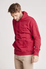 Sudadera con capucha roja, de corte holgado y con bolsillo tipo canguro.