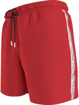 Short de baño rojo con cintura elástica y cordón de ajuste negro.
