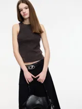 Musculosa marrón con efecto gastado, de corte ajustado y cuello redondo.