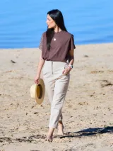 Pantalón color beige, de tiro alto y corte recto.