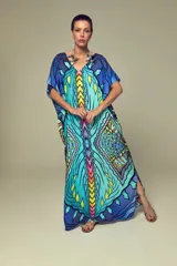 Kimono largo de viscosa con estampado Kene YAWÁ, predominando tonos azules, turquesas, amarillos y detalles en rosa y naranja, con diseño simétrico y patrones tribales/geométricos.