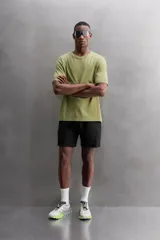 Remera verde oliva de corte relaxed fit, cuello redondo y manga corta. Tiene un pequeño logo estampado en el bajo.