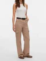Pantalón jean color beige, wide fit, de tiro alto y pierna ancha, con largo extra y bolsillos funcionales.