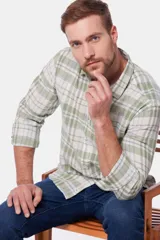 Camisa de manga larga con estampado a cuadros en tonos verde y blanco.