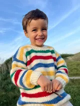 Sweater tejido a mano con lana merino virgen, con diseño de rayas horizontales de colores.